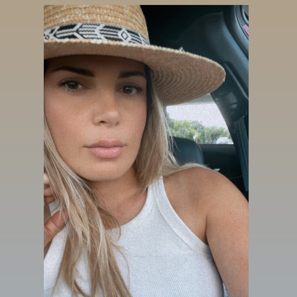 Meet your Posher, Adelina